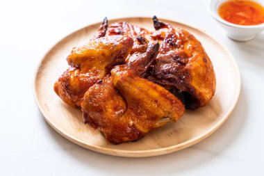 Masada ızgara ve ızgara tavuk.