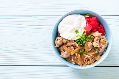 Yumurtalı domuz pirinci kasesi (Donburi) - Japon yemeği tarzı.