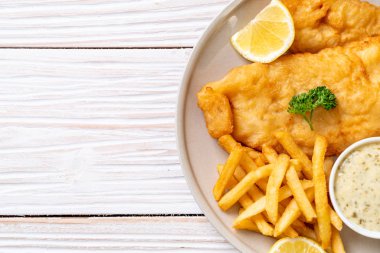 Balık ve patates kızartması. Sağlıksız yiyecekler.