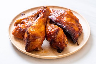 Masada ızgara ve ızgara tavuk.