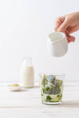 Matcha yeşil çay buzlu cam sütlü
