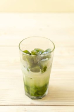 Matcha yeşil çay buzlu cam sütlü