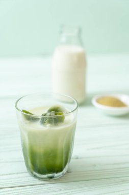 Matcha yeşil çay buzlu cam sütlü