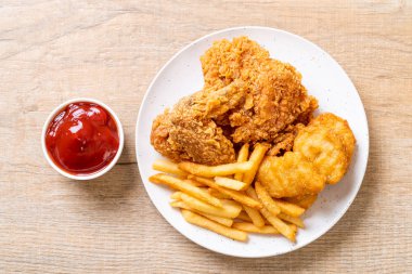 Kızarmış tavuk, patates kızartması ve nugget yemeği. Abur cubur ve sağlıksız yemek.