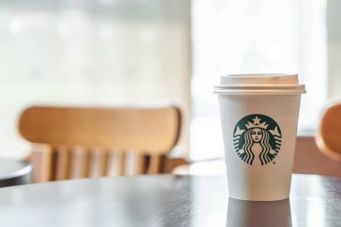 Bangkok, Tayland - 29 Haziran 2018: Starbucks sıcak içecek kahve sahibi Starbuck kafede masada ile.