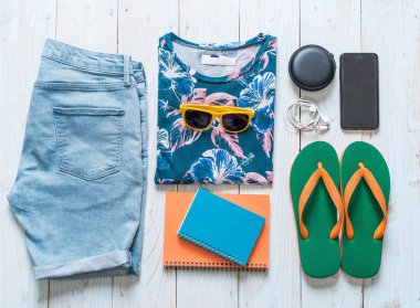 Gezgin, yaz tatili ahşap arka plan üzerinde erkek casual kıyafetler