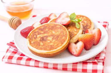 taze çilek ile sufle gözleme