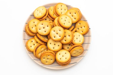 Beyaz arka planda izole edilmiş ananas reçelli hindistan cevizi bisküvisi