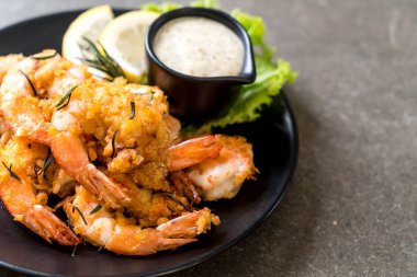 Kızarmış karides ya da soslu karides.