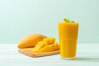 taze mango smoothies - sağlıklı yiyecek ve içecek konsepti