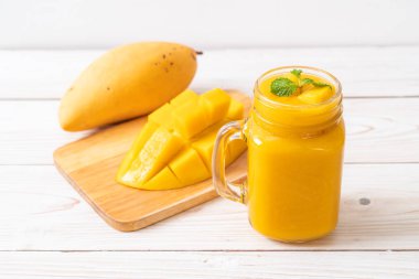 taze mango smoothies - sağlıklı yiyecek ve içecek konsepti