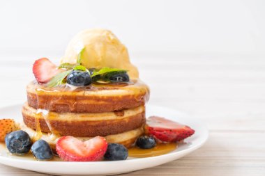 Yabanmersinli gözleme, çilek, bal ve vanilyalı dondurma.