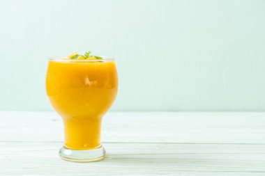 taze mango smoothies - sağlıklı yiyecek ve içecek konsepti