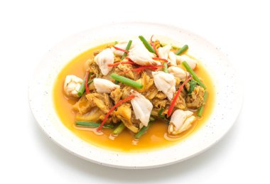 Beyaz arka plan üzerinde izole toz köri ile kızartılmış yengeç