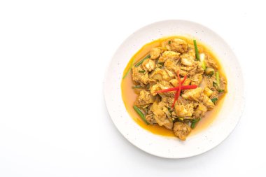 Beyaz arka plan üzerinde izole toz köri ile kızartılmış yengeç