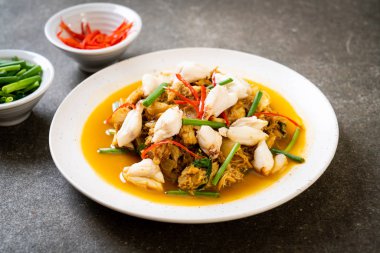 Fried yengeç ile toz köri - Tayland mutfağı