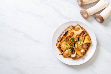 İstiridye soslu kızarmış kral istiridye mantarı. Sağlıklı, vejetaryen ya da vejetaryen yemek tarzı.