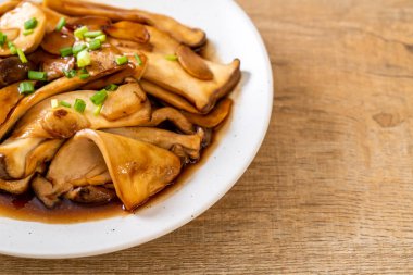 İstiridye soslu kızarmış kral istiridye mantarı. Sağlıklı, vejetaryen ya da vejetaryen yemek tarzı.