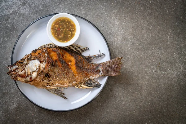 Peixe Frito Com Molho Picante Frutos Mar — Fotografia de Stock