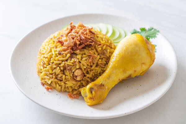 Мусульманский желтый рис с курицей - мусульманский стиль питания
