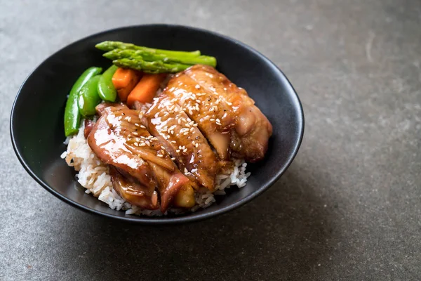 红烧鸡饭碗 亚洲风味 — 图库照片