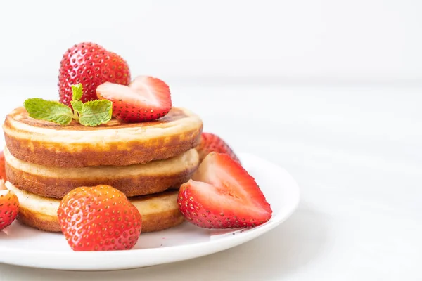 Souffleurpfannkuchen Mit Frischen Erdbeeren — Stockfoto