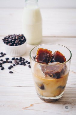 ahşap masa üzerinde sütlü kahve buz küpleri