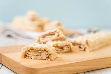 beyaz çikolata karamel ve gevrek gevrek ahşap bar ile