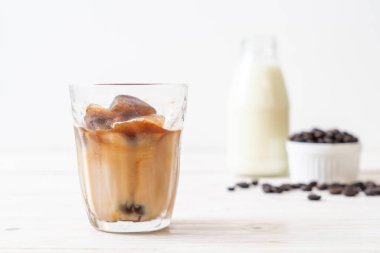 ahşap masa üzerinde sütlü kahve buz küpleri