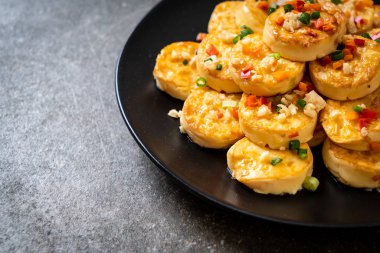 Sahanda yumurta yumuşak tofu sarımsak - sağlıklı, vegan ve sebze gıda tarzı