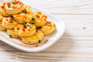 Sahanda yumurta yumuşak tofu sarımsak - sağlıklı, vegan ve sebze gıda tarzı