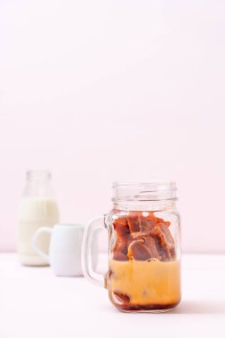 Tay çay buz küpü ile ahşap arka plan üzerinde süt