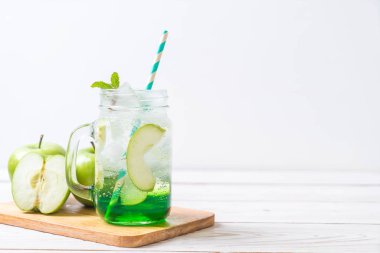 Yeşil elma soda ahşap masa üzerinde