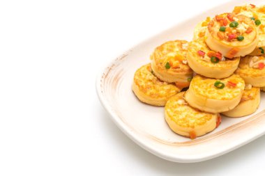 Beyaz arka plan üzerinde izole sarımsaklı kızarmış yumurta yumuşak tofu