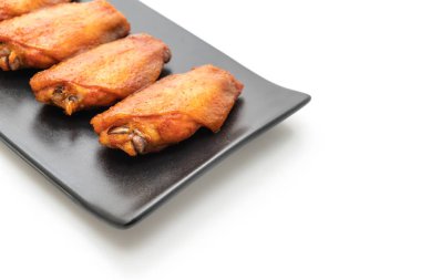 Beyaz arka plan üzerinde izole Barbekü tavuk kanadı