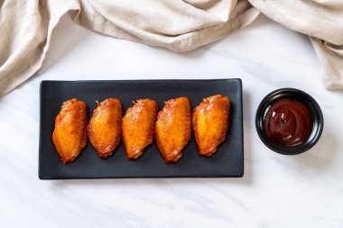 Barbekü tavuk kanadı sosu ile