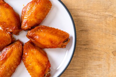 Barbekü tavuk kanadı sosu ile