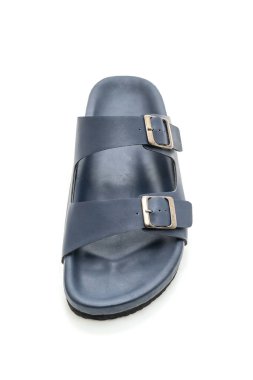 Erkekler beyaz arka plan üzerinde izole sandalet deri