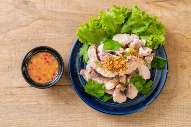 Soslu ve sebzeli haşlanmış balık sosu.