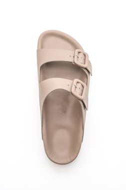 Kadınlar beyaz arka plan üzerinde izole sandalet deri