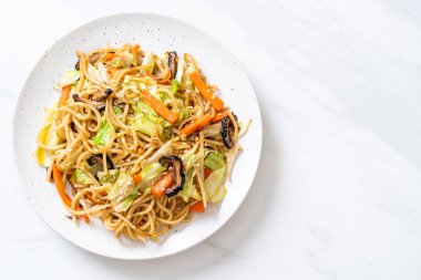 tavada kızartılmış yakisoba noodle sebzeli - vegan ve vejetaryen yiyecekler