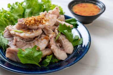 Soslu ve sebzeli haşlanmış balık sosu.