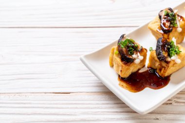 Shitake Mantarlı ızgara Tofu ve Altın İğne Mantarı - sağlıklı, vejetaryen veya vejetaryen yemek tarzı