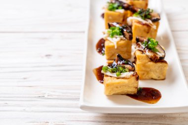 Shitake Mantarlı ızgara Tofu ve Altın İğne Mantarı - sağlıklı, vejetaryen veya vejetaryen yemek tarzı