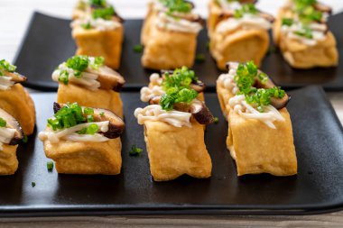 Shitake Mantarlı ızgara Tofu ve Altın İğne Mantarı - sağlıklı, vejetaryen veya vejetaryen yemek tarzı