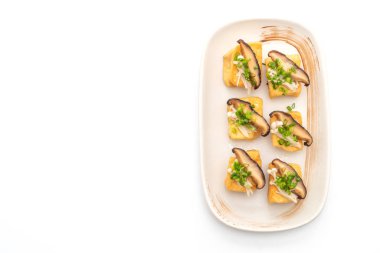 Shitake mantar ve beyaz arka plan üzerinde izole altın iğne mantar ile kızarmış Tofu