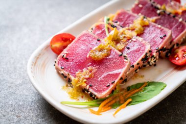 Taze orkinos ile baharatlı salata sosu - ham sağlıklı gıda