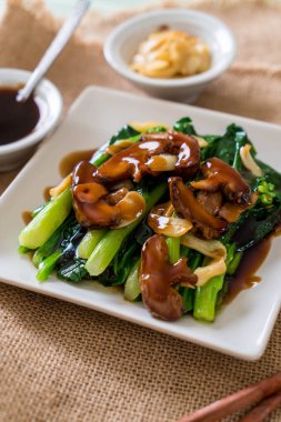 Sarımsaklı istiridye soslu kızarmış Hong Kong Kale heyecan