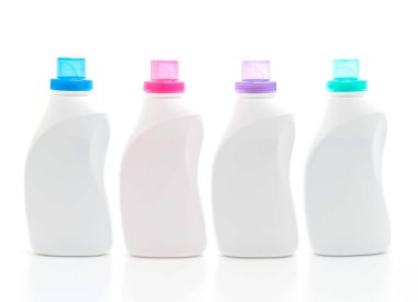 Beyaz arka plan üzerinde izole kumaş yumuşatıcı ya da sıvı deterjan şişesi