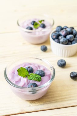 Taze yaban mersinli ev yapımı yoğurt